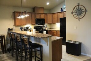 Mikrobølgeovn, ovn, kokeplater og oppvaskmaskin