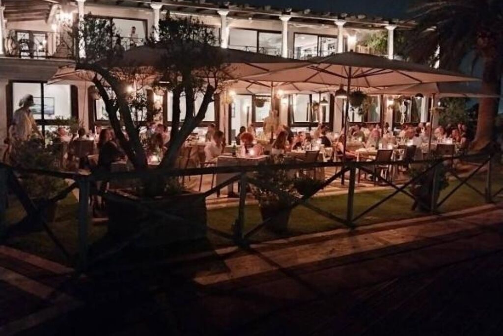 屋外ダイニングエリア