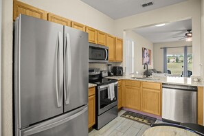 Fridge, microwave, oven, stovetop - Resort Style Family Friendly 4bd Near Disney (Davenport)
