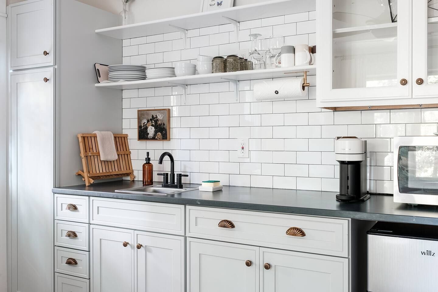 Een koelkast, een magnetron, een kookplaat