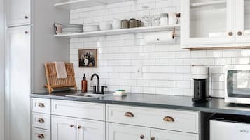 Een koelkast, een magnetron, een kookplaat