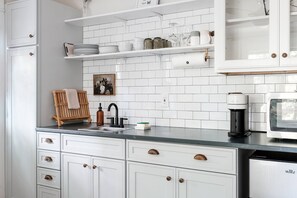 Een koelkast, een microgolfoven, een kookplaat