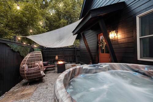 The Little Black Cottage—Stylish, Hot Tub, FirePit, Kayaks, Lake Access!