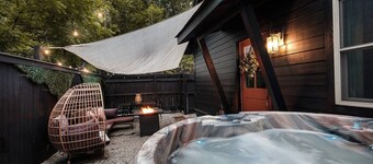 The Little Black Cottage—Stylish, Hot Tub, FirePit, Kayaks, Lake Access!