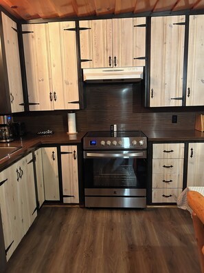 Private kitchen - Cosy waterfront cottage (Saint-Côme)