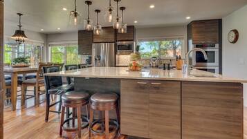 Frigorífico, microondas, horno y placa de cocina