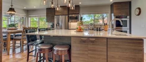 Refrigerador, microondas, horno y parrilla de estufa