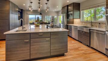 Frigorífico, microondas, horno y placa de cocina