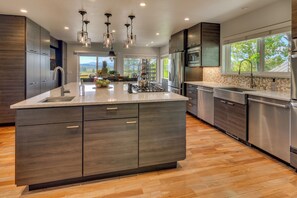 Frigorífic, microones, forn i placa de cuina 