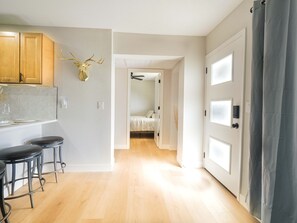 3 bedrooms, desk, iron/ironing board, WiFi - Central Tempe Retreat,  Near ASU & Mill Ave (Tempe)