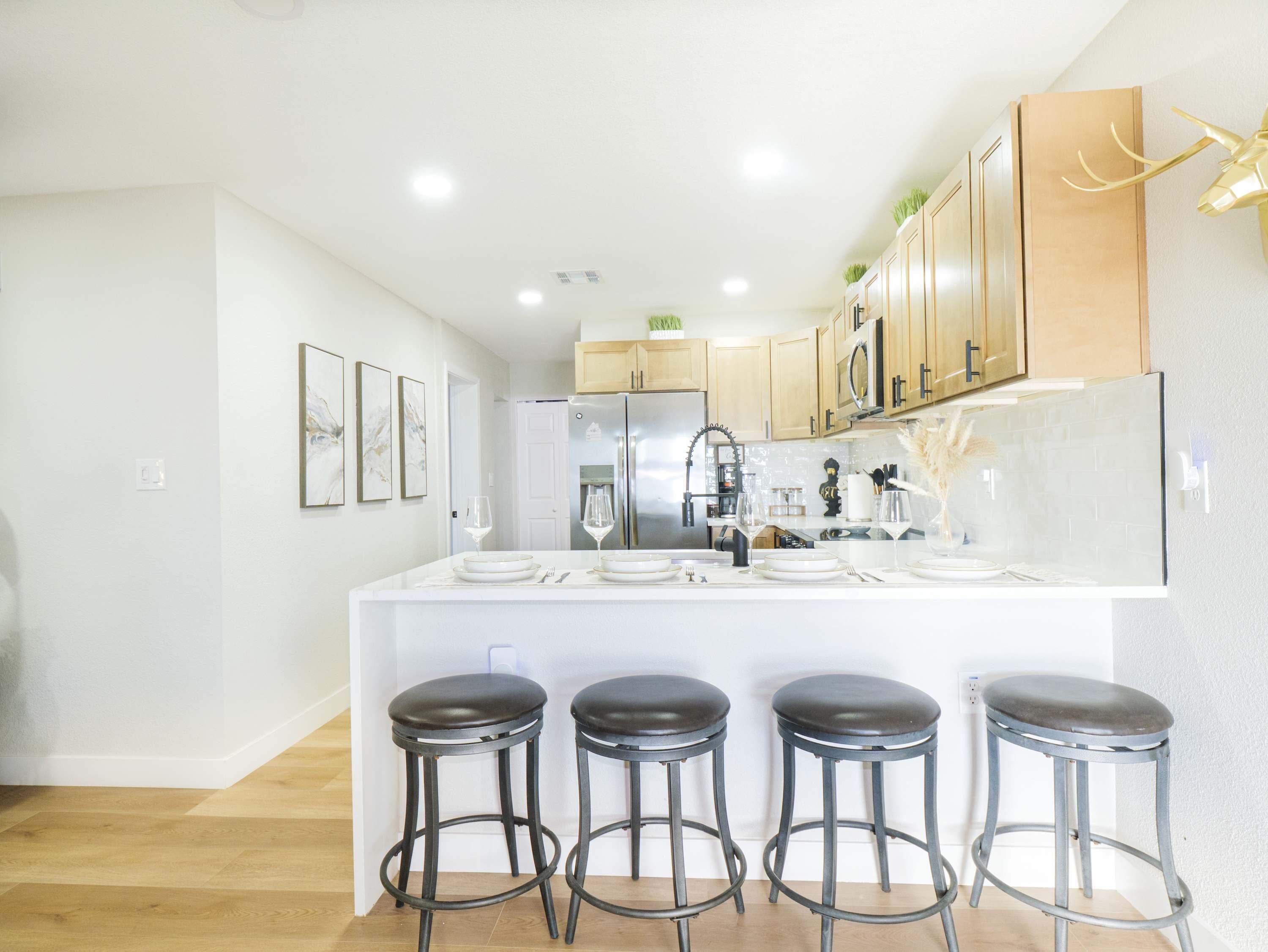 Een koelkast, een microgolfoven, een oven, een kookplaat