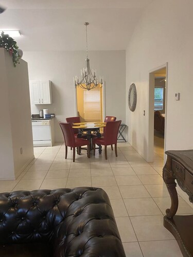 Entire House | 3BR | Cozy Villa in Sun n Lake