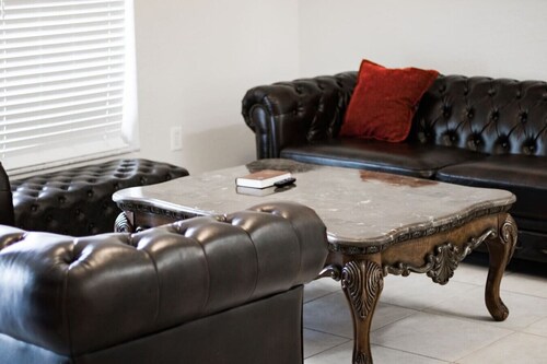 Entire House | 3BR | Cozy Villa in Sun n Lake