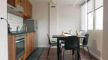Fridge, oven, stovetop, electric kettle
