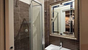 Dusche, Haartrockner, Bidet, Handtücher