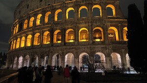 A historic building with multiple arches and columns, illuminated at night. - ciak Beb Cinecittà a 10 minutes to Rome centre (Roma)