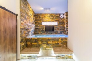Indoor spa tub - 6BR w Jacuzzi  Private Baths Lleras (Medellín)