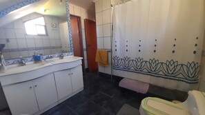 A bathroom with a white sink, mirror, and tiled floor. - House for 12 people minutes from the beach (Coquimbo)