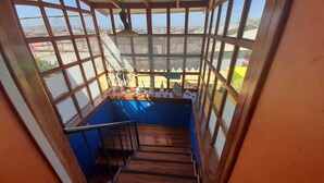 A staircase leading to a balcony with a view of the surrounding area. - House for 12 people minutes from the beach (Coquimbo)