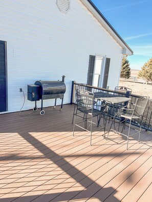 Outdoor dining - Country Comfort House • Relax, Recharge, Repeat (Sullivan)