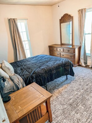 Room - Country Comfort House • Relax, Recharge, Repeat (Sullivan)