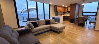 Luxury PH, 3 BR w stunning views - 9 guests