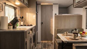 Refrigerador, microondas, horno y parrilla de estufa