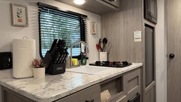 Refrigerador, microondas, horno y parrilla de estufa