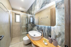 Een douche, een haardroger, handdoeken, zeep