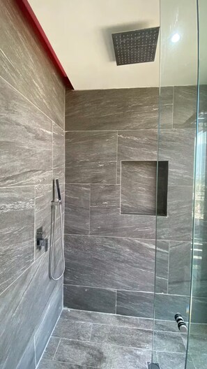Douche, sèche-cheveux, serviettes fournies, savon