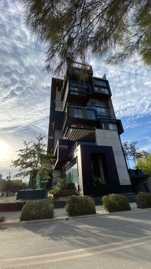 Un edificio moderno a più piani con un bar di succhi chiamato Ginger.