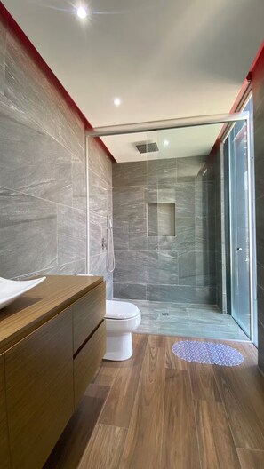 Shower, hair dryer, towels, soap - Magnificent PH 3BR @Centrito Valle - 12 guests (Monterrey)
