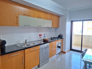 Coffee/tea maker, fridge, microwave, oven - PRAIA DA ROCHA- CASA DA PRAIA 904 (Portimão)