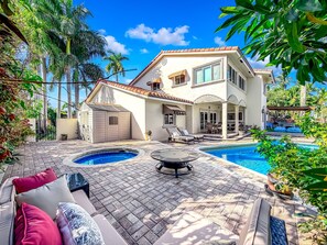 Outdoor pool, a heated pool - Heated Pool+Hot Tub! Waterfront! Beach & Las Olas! (Fort Lauderdale)