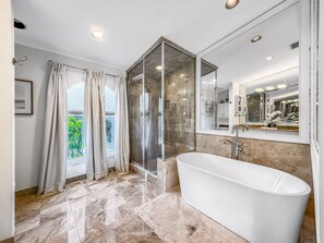 Shower, hair dryer, towels, soap - Heated Pool+Hot Tub! Waterfront! Beach & Las Olas! (Fort Lauderdale)