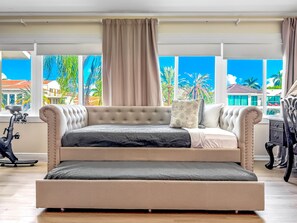4 bedrooms, iron/ironing board, travel cot, free WiFi - Heated Pool+Hot Tub! Waterfront! Beach & Las Olas! (Fort Lauderdale)