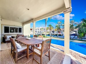 Outdoor dining - Heated Pool+Hot Tub! Waterfront! Beach & Las Olas! (Fort Lauderdale)