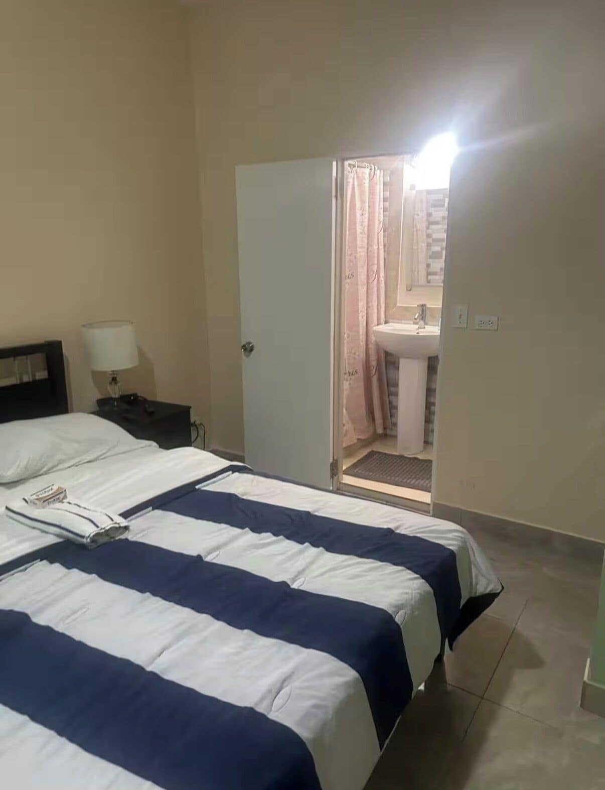 1 chambre, fer et planche à repasser, Wi-Fi gratuit, draps fournis