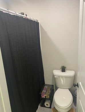 Shower, hair dryer, towels, soap - Spacious 4-bedroom house with a quick drive to Masters (North Augusta)