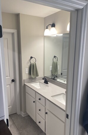 Shower, hair dryer, towels, soap - Spacious 4-bedroom house with a quick drive to Masters (North Augusta)