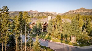 A lodge with multiple buildings surrounded by trees and mountains. - Beautiful Family Friendly Luxury Resort - 2.20.26 to 2.27.26 - Tons of Amenities (Breckenridge)