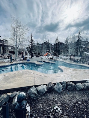 Una piscina techada, una piscina al aire libre
