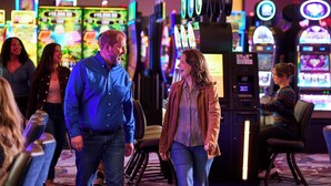 Un casino avec des machines à sous et des tables de jeux.