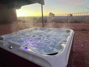 Outdoor spa tub - Lake Powell 4 BR, hot tub, on golf course, views (Page)