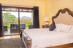 4 dormitorios, caja fuerte, escritorio y tabla de planchar con plancha