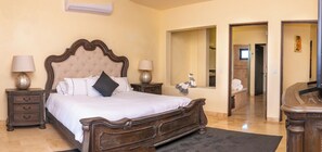 4 dormitorios, caja fuerte, escritorio y tabla de planchar con plancha