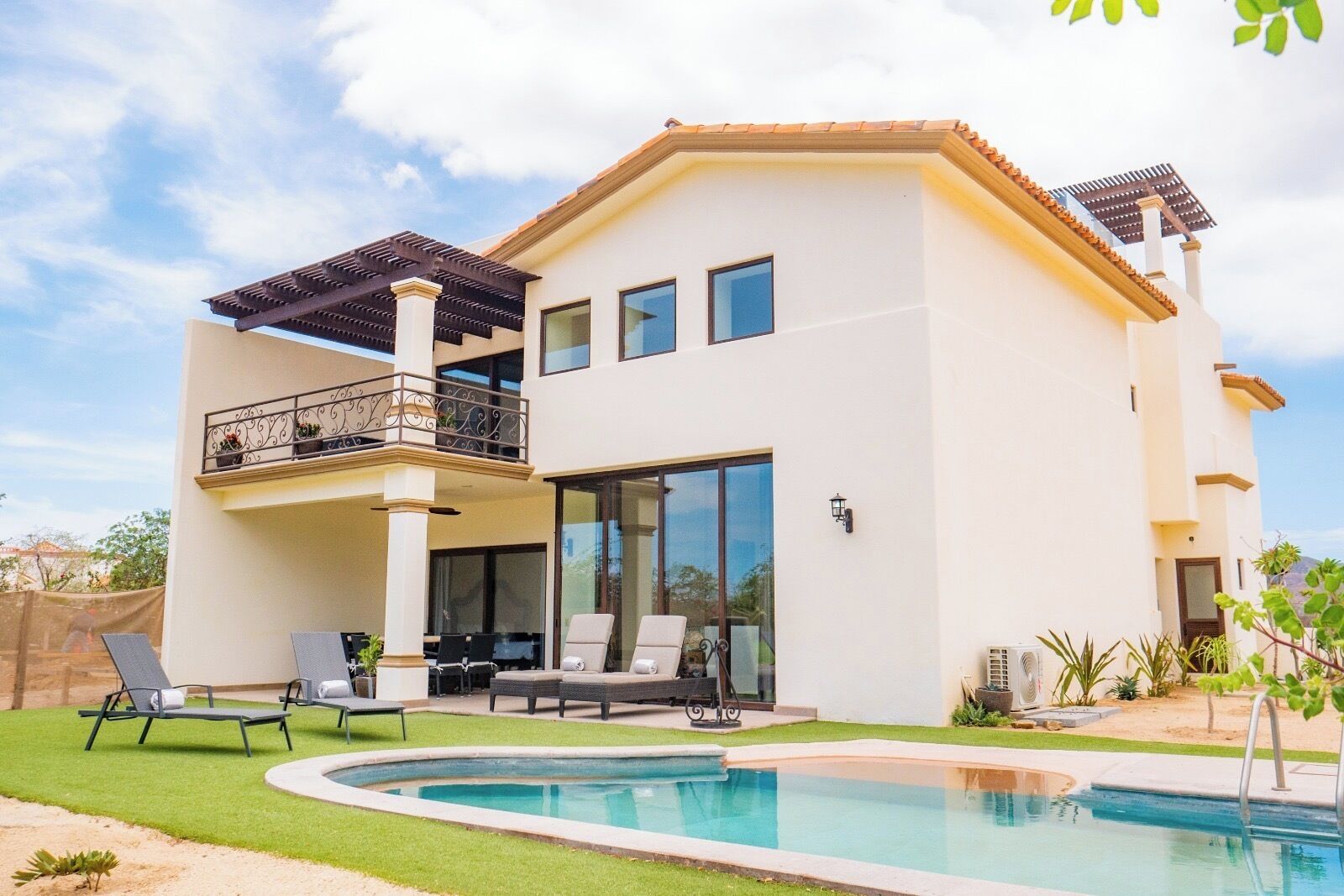 Alberca al aire libre y alberca climatizada