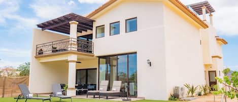 Alberca al aire libre y alberca climatizada