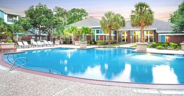 Outdoor pool - NRG STADIUM PERFECT ONE BEDROOM APARTMENT. (Houston)
