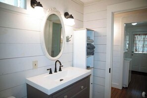 Suihku, hiustenkuivaaja, pyyhkeet